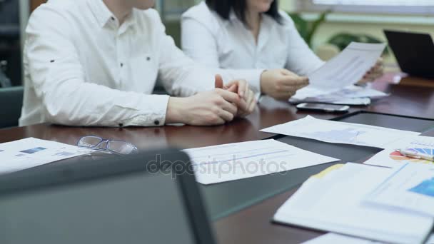 Participantes en reuniones de negocios discutiendo estadísticas regionales, compartiendo opiniones — Vídeos de Stock