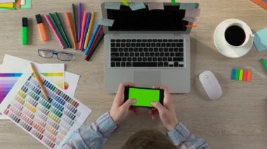 İç mimar cellphone yeşil ekran, ofis kopma ile oynamak