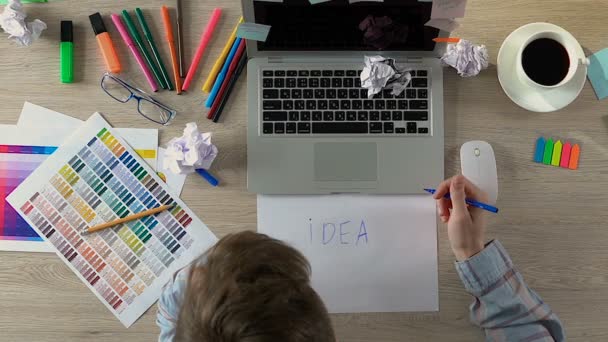 Crisis creativa en el espacio de trabajo, idea de la escritura del diseñador en papel y arrugarlo — Vídeos de Stock