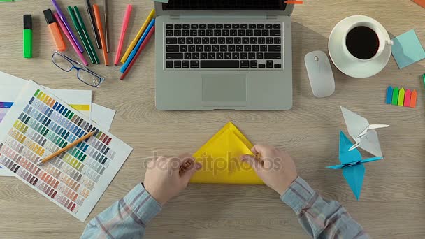 Homem criativo origami dobrável no espaço de trabalho, meditação e inspiração, artesanato — Vídeo de Stock