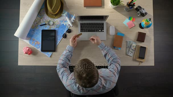 Man invoegen kaartnummer op laptop en boeking hotelappartementen voor vakantie — Stockvideo