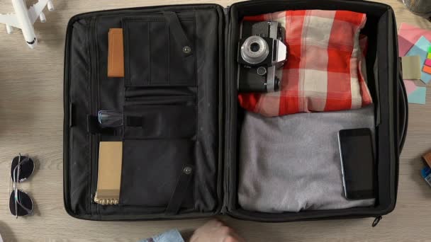 Reisender packt seinen Koffer, steckt Geldbörse, Reisepass mit Tickets und Geld ein — Stockvideo