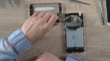 Tanılama ve işyerinde, Gadget'ı kırık cep telefonu tamir teknisyeni