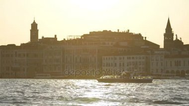 Muhteşem tatil, gezi Venedik, büyük Kanal üzerinde tekne yolculuk uyuşuk