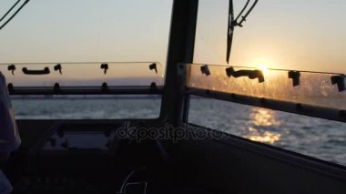 Pano ayakta, onun Gemi açık denize direksiyon eski Kaptan deneyimli