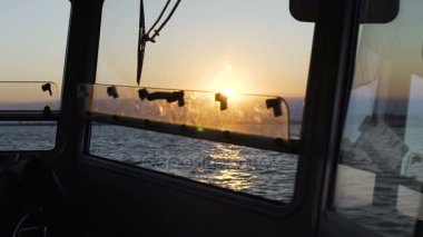 Nefes kesen günbatımı, sonsuz Deniz Manzaralı Kaptan köprüsü üzerinde Motorlu tekne, uyuşuk