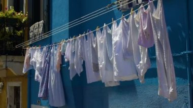 Taze Çamaşırhane İtalyan şehri, Burano Adası'nda günlük yaşamı ipin üzerinde asılı