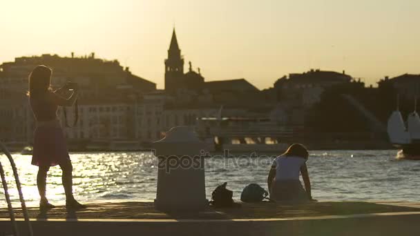 Mädchen fotografieren venezianische Sehenswürdigkeiten von der Seebrücke, dem vorbeifahrenden Kreuzfahrtschiff, dem Tourismus — Stockvideo