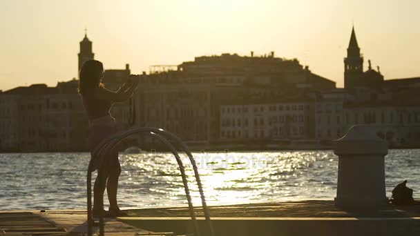 Touriste féminine photographiant un ami au bord de la mer, voyage en Italie, ralenti — Video