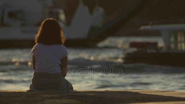 Niña adolescente trastornada sentada en el muelle sola, mirando a la distancia, soledad — Vídeos de Stock