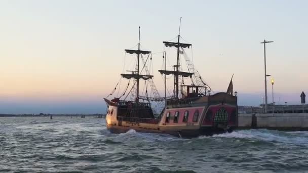 Navio vintage medieval entreter turistas e residentes de Veneza com passeios de barco — Vídeo de Stock