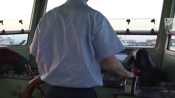 Capitaine expérimenté de navire naviguant sur son navire depuis la passerelle du capitaine, ralenti — Video