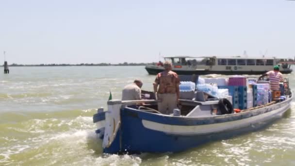 少し古い貿易島の間モーター ボート供給の必要な家庭用品 — ストック動画