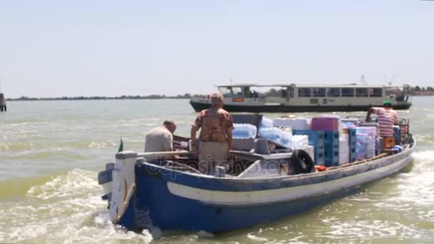 Marinheiros experientes entregando comida e abastecimento de água para pessoas carentes, slow-mo — Vídeo de Stock