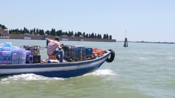 Motorboot transport van voedsel, het verstrekken van humanitaire hulp aan de slachtoffers van overstromingen — Stockvideo