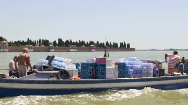 Kleine kommerzielle Bootsbesatzung, die Produkte von großen Handelsschiffen transportiert — Stockvideo