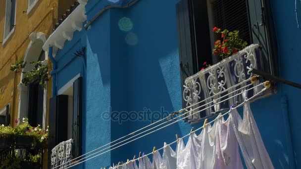 Laundry hanging outdoors in Italy, ordinary life on Burano island, traditions — Stock Video