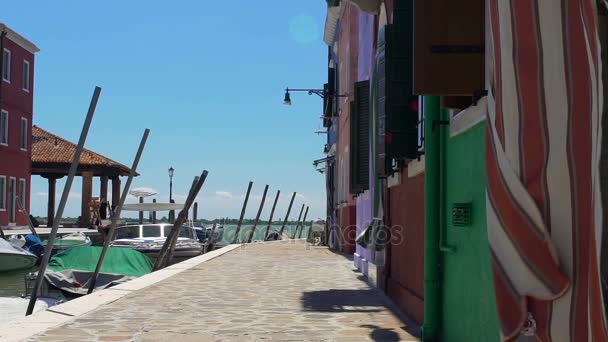 Siesta del mediodía durante las horas calientes del día en la calle desierta de Venecia, cámara lenta — Vídeos de Stock