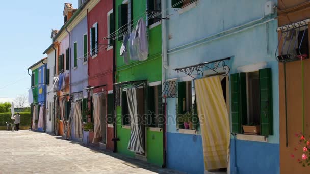 Оригинальный стиль красочных домов на острове Бурано, яркая архитектура, Венице — стоковое видео