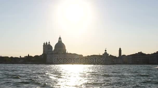 Sonne scheint über der Kirche in Venedig, Gott segnet alte italienische Stadt, Religion — Stockvideo