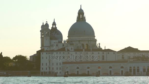 A Santa Maria Della Salute templom-Velence alkonyatkor Skyline kupola, utazás, Olaszországban — Stock videók