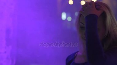 Kadın dans ve cool dj öfori gece kulübünde ayarla zevk memnun