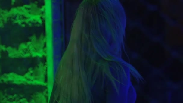 Blond meisje geniet van dansen in de nachtclub, ontspannen sfeer, slow-motion — Stockvideo