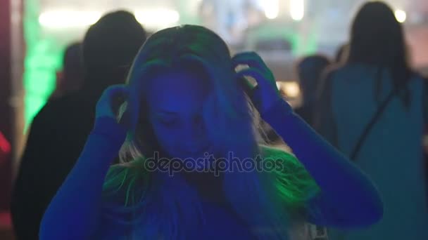 Lächelnde glückliche Frau, die im Nachtclub tanzt und coole Musik genießt, Slow-mo — Stockvideo