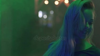 Dans ve gece kulübünde yeni ilişki arayan sarışın tatlı sakin ol