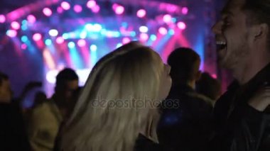 Mutlu kadın ve serin konser ve gece kulübünde dans zevk uyuşuk