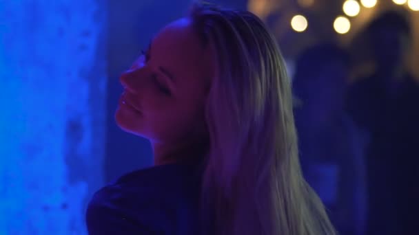 Gülümseyen, dans ve serin müzik konserinde slowmotion keyfi güzel mutlu kadın — Stok video