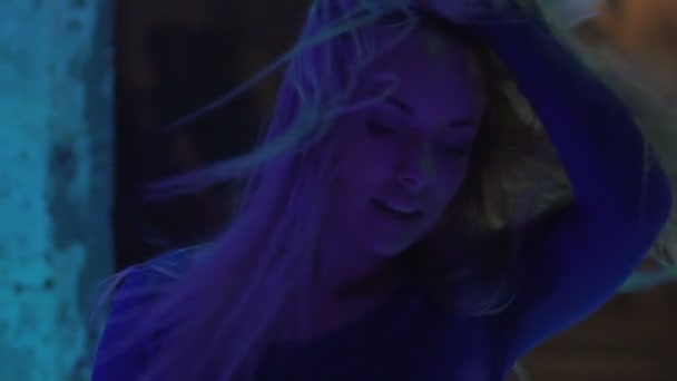 Verleidelijke vrouw genieten van dans en blond haar spelen in nachtclub, slow-mo — Stockvideo