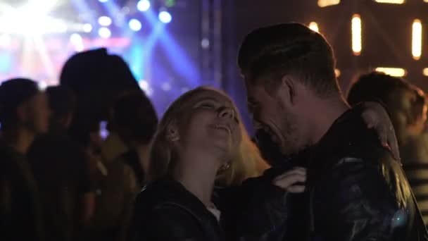Dans, gülen ve serin konserde, ilişki konuşmak seven Çift — Stok video