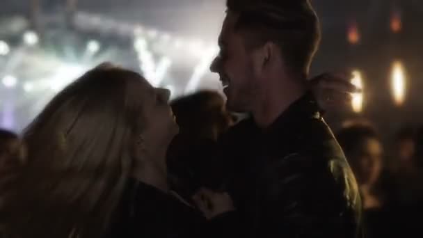 Hermosa pareja joven riendo, bailando y disfrutando de una velada increíble en el club — Vídeos de Stock