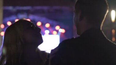 Güzel sarışın kız gece kulübünde dans erkek insanlar zevk müzik