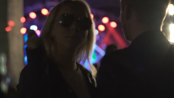 Привлекательная женщина, наслаждающаяся музыкой и танцами с подругой в ночном клубе — стоковое видео