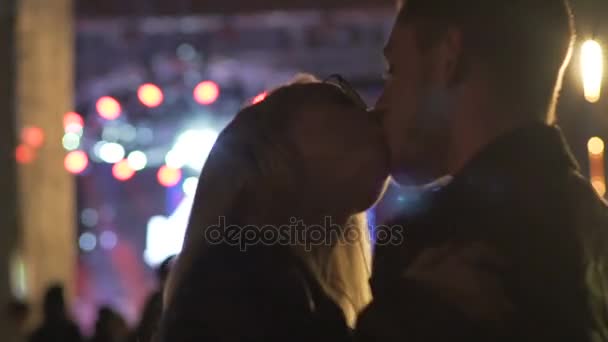 Man and woman kissing ardently and dancing at DJ music festival, relationship — Stock Video