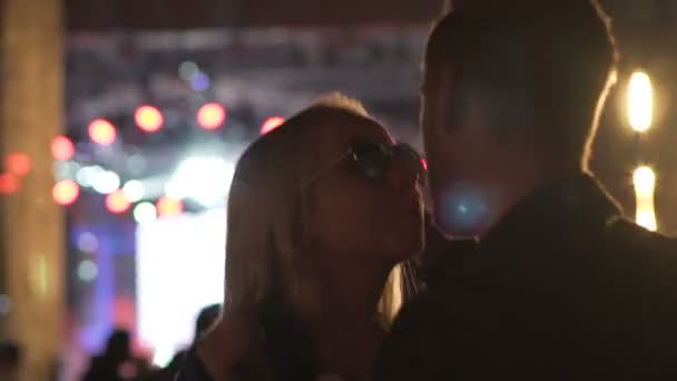 Vriend en vriendin naar muziek in nachtclub, mensen genieten van concert — Stockvideo