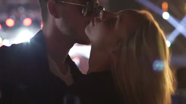 Junger Mann tanzt, verführt und küsst leidenschaftlich schöne Frau, Nachtleben — Stockvideo