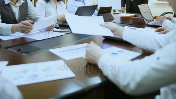 Persone occupate che lavorano in ufficio, che guardano la presentazione, discutono del progetto insieme — Video Stock