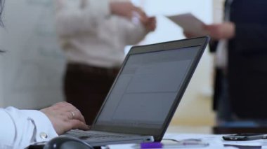 İstemcilerinden gelen e-postaları yanıtlarken dizüstü bilgisayar, metin yazarak kadın Satış Müdürü