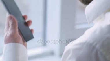 Başarılı bir iş adamı arama arkadaş, modern smartphone, iletişim kullanarak
