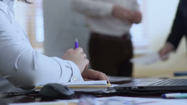 Patronundan talimatlar için bekleyen kadın Sekreter deftere yazmaya hazır — Stok video