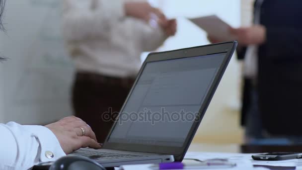 Gerente de ventas femenina escribiendo texto en el portátil, respondiendo a los correos electrónicos de los clientes — Vídeo de stock