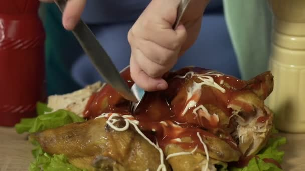 Fille avec un poids supplémentaire couper morceau de poulet mayonnaise couverte et ketchup — Video