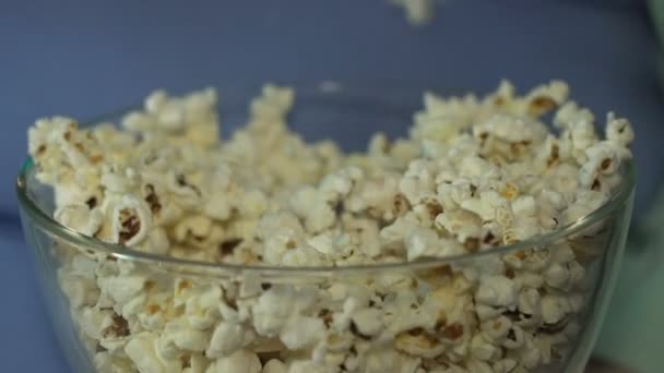 Niño gordo tomando un puñado de palomitas de maíz del tazón y comiendo, esparciéndolo alrededor — Vídeo de stock