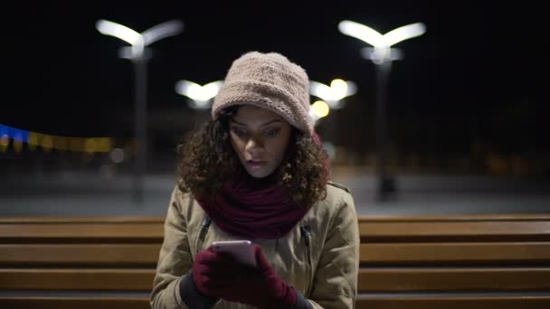 Schattige dame lezen van e-mail op haar smartphone steeds boos en teleurgesteld — Stockvideo