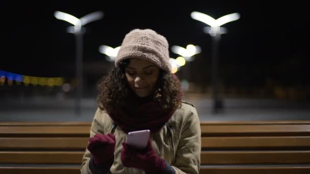 Harika ruh hali, çok ırklı kız arkadaşı iyi haberleri paylaşmak için çağrı — Stok video