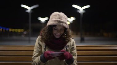 İzlerken ve sosyal medyada fotoğraf yorum parkta oturan mutlu genç
