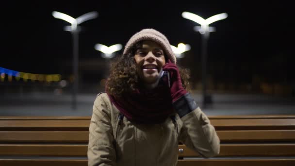 Multi-etnisch lady zoet communiceren, afspraak met vrienden in het park — Stockvideo